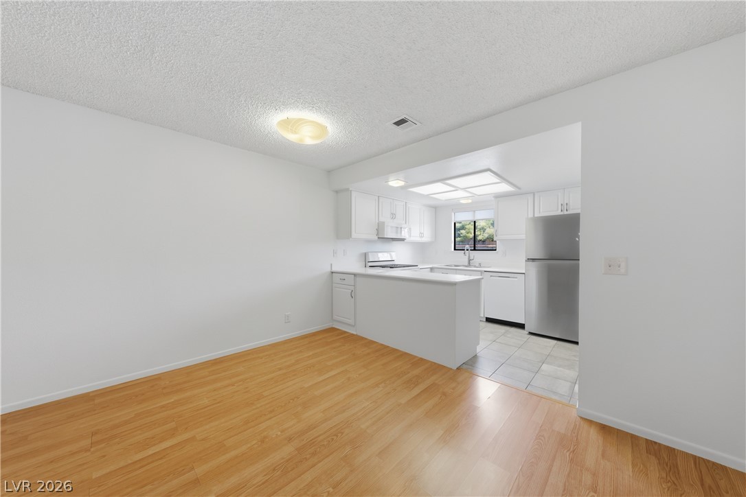 Photo 7 of 25, 5159 Caliente Street #163