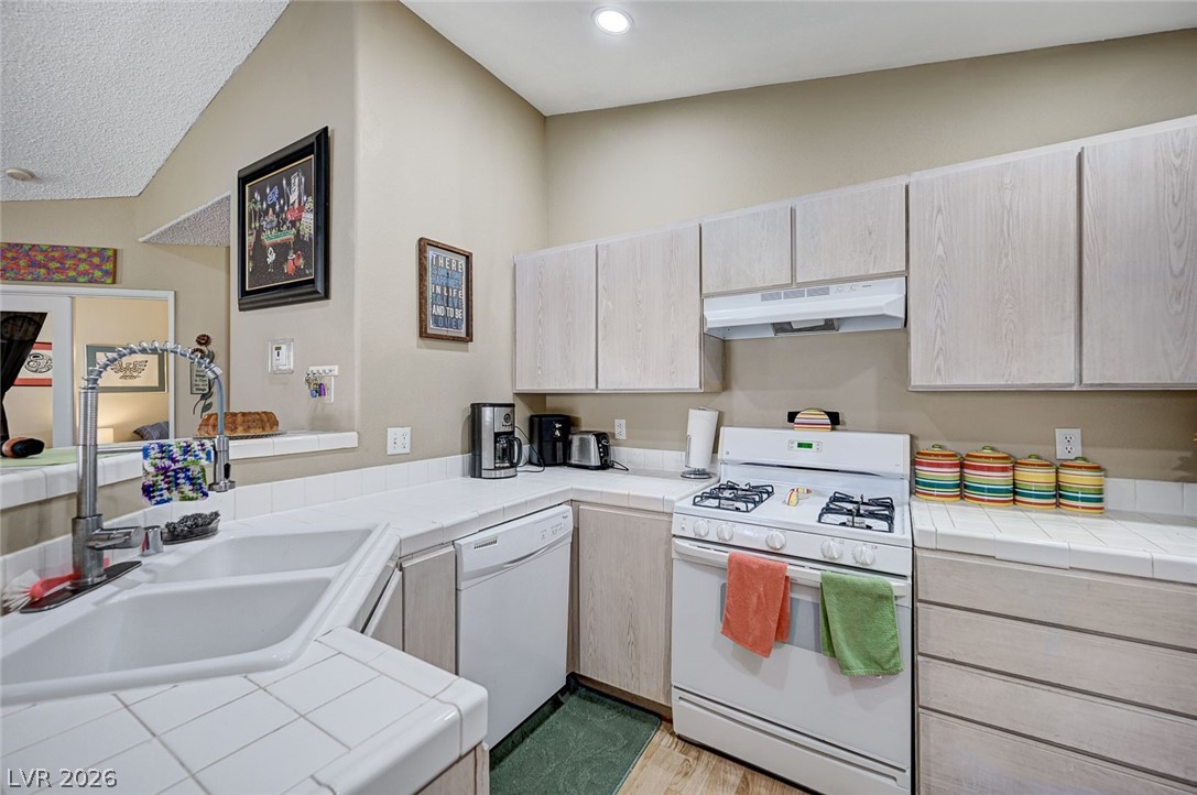 Photo 12 of 48, 7905 Lago Vista Lane #203