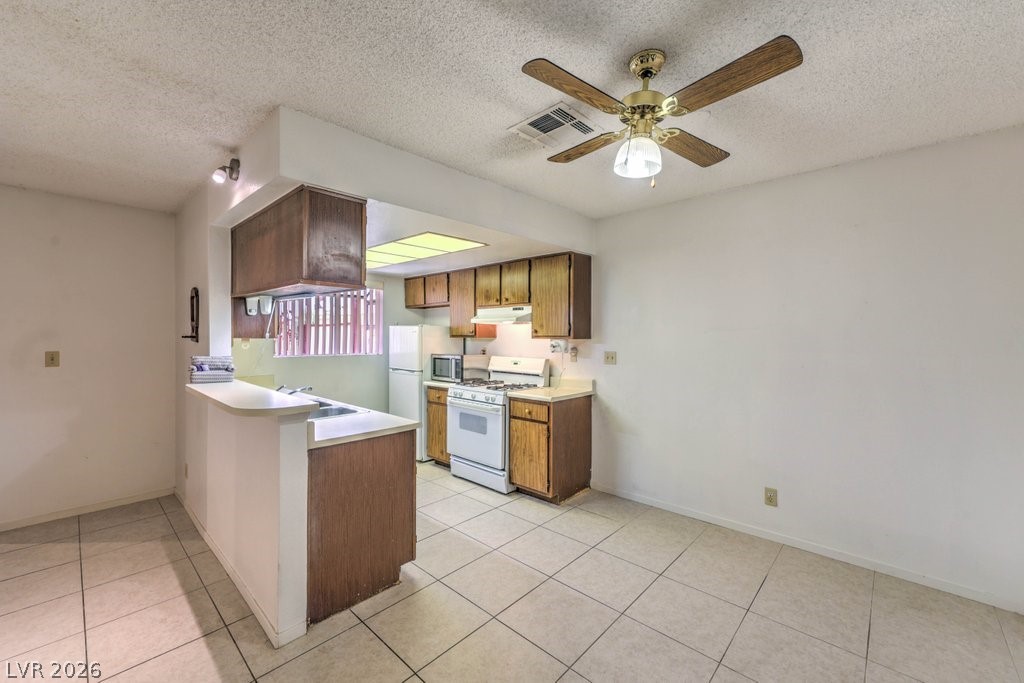 Photo 11 of 28, 425 N Lamb Boulevard #A