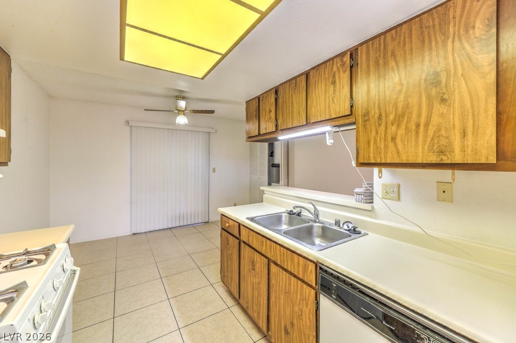 Photo 14 of 28, 425 N Lamb Boulevard #A