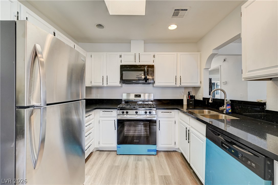 Photo 16 of 39, 1751 E Reno Avenue #228