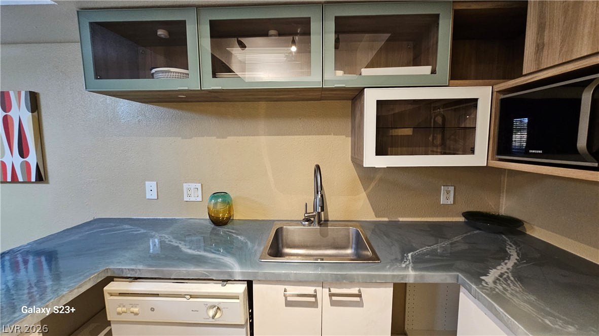 Photo 8 of 25, 1701 E Katie Avenue #33