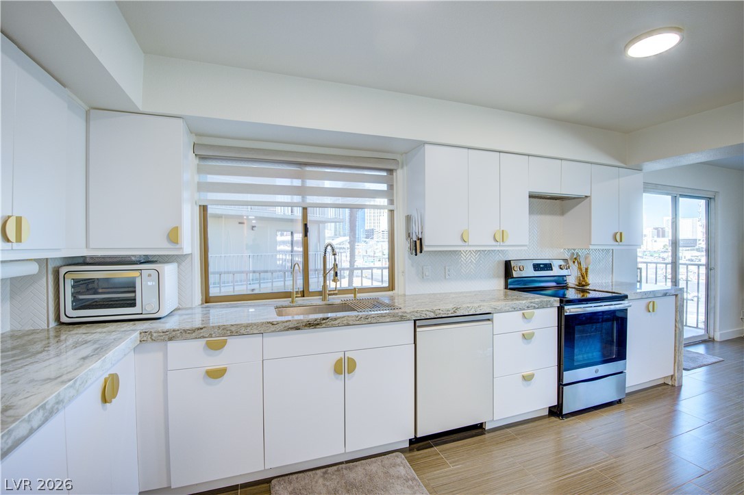 Photo 15 of 45, 205 E Harmon Avenue #406