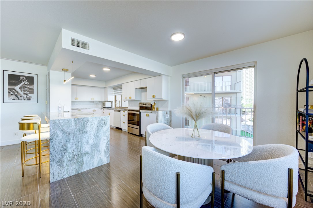 Photo 19 of 45, 205 E Harmon Avenue #406