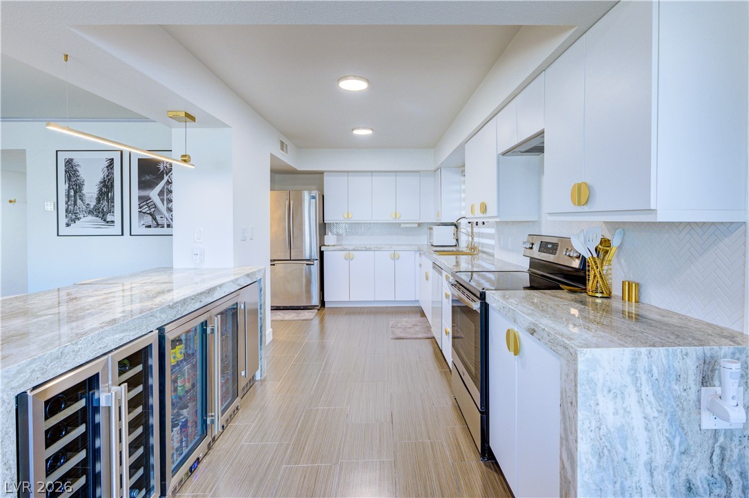 Photo 11 of 45, 205 E Harmon Avenue #406