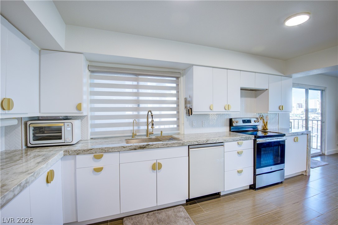 Photo 14 of 45, 205 E Harmon Avenue #406