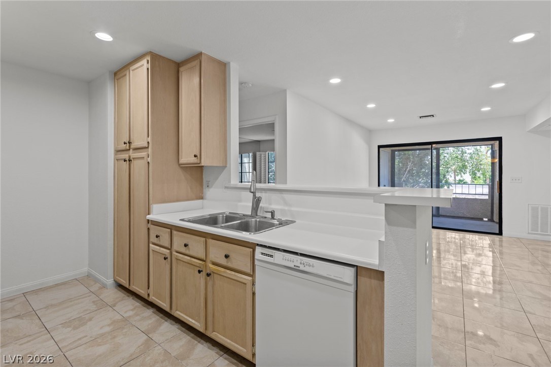 Photo 15 of 46, 4823 S Torrey Pines Drive #203