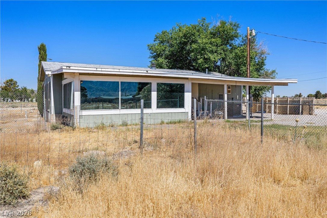 Photo 39 of 43, 120 N Mojave Street