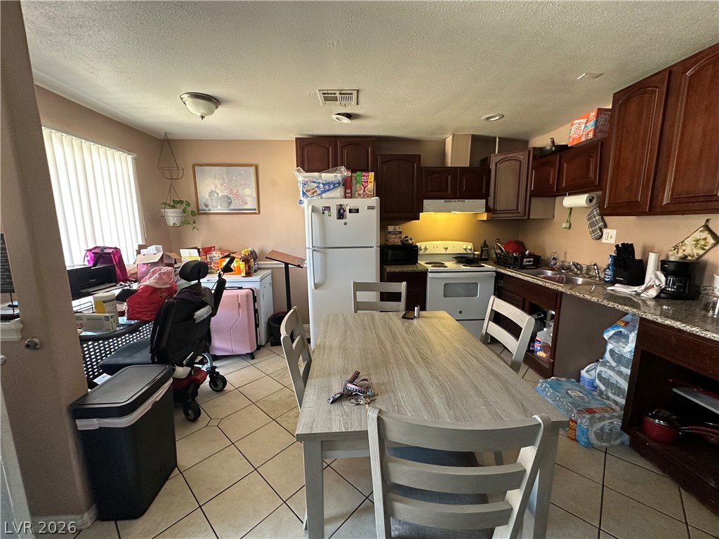 Photo 6 of 10, 4300 N Lamont Street #282