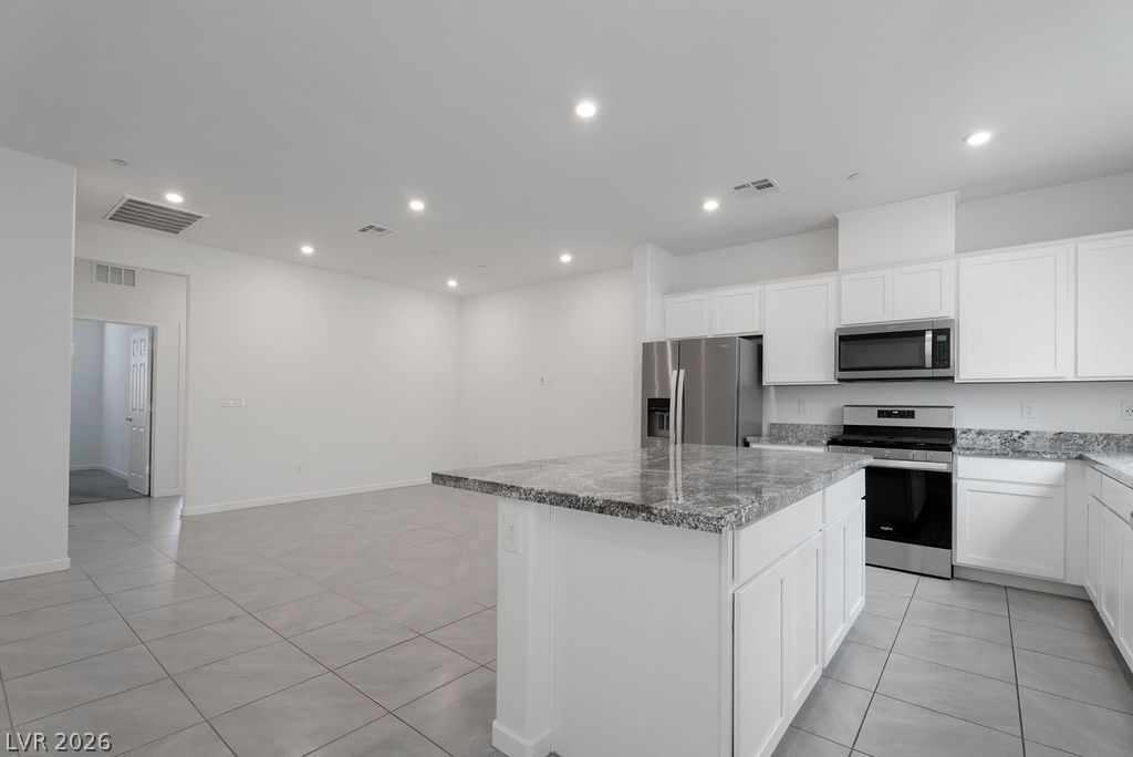 Photo 13 of 40, 902 Bronzite Street