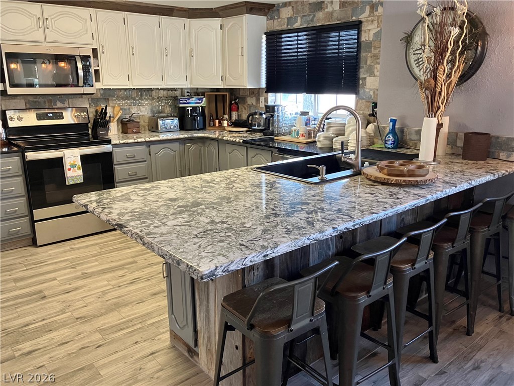 Photo 7 of 51, 300 W Reibel Street