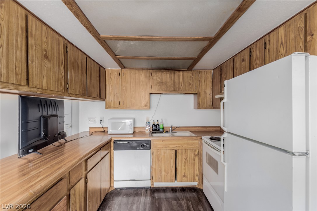 Photo 9 of 13, 4300 N Lamont Street #209