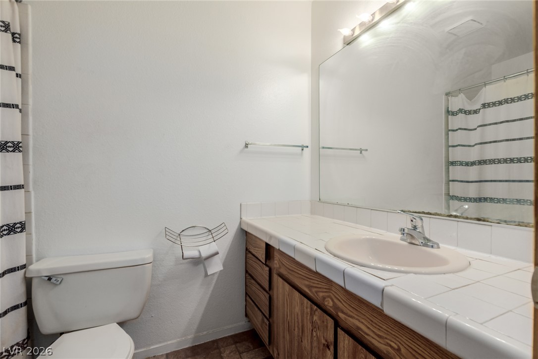 Photo 11 of 13, 4300 N Lamont Street #209
