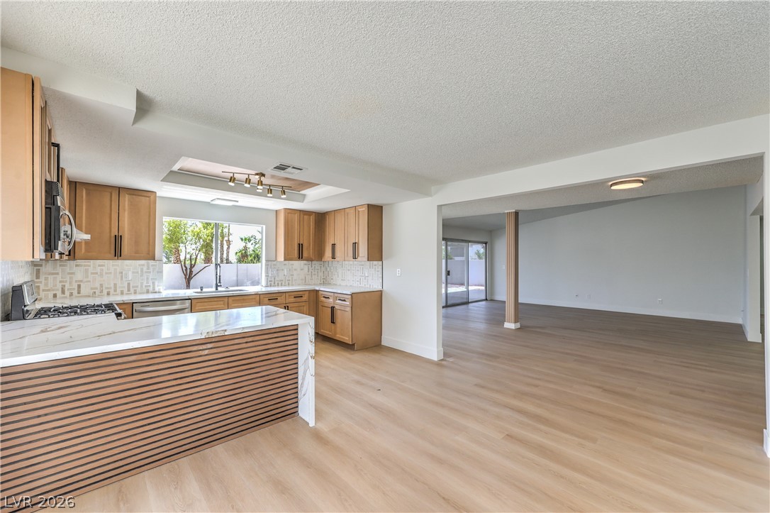 Photo 11 of 36, 5028 Meadow Grove Court
