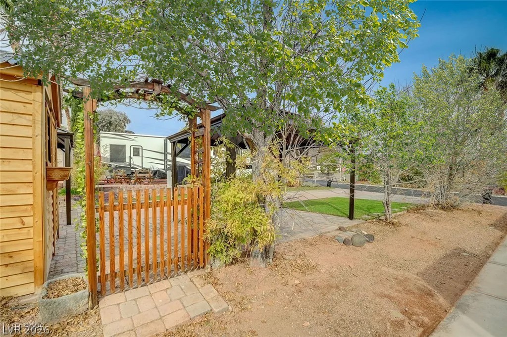 Photo 16 of 25, 866 Sparrow Way