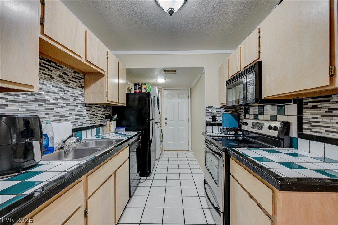 Photo 13 of 38, 4734 Roberta Street #2