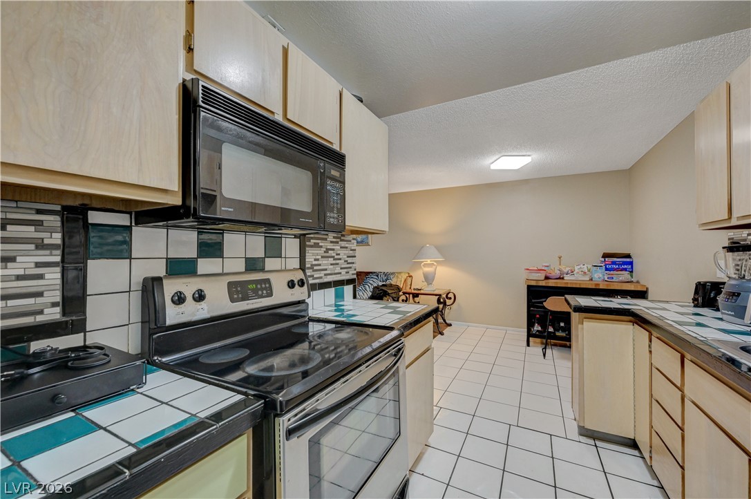 Photo 16 of 38, 4734 Roberta Street #2