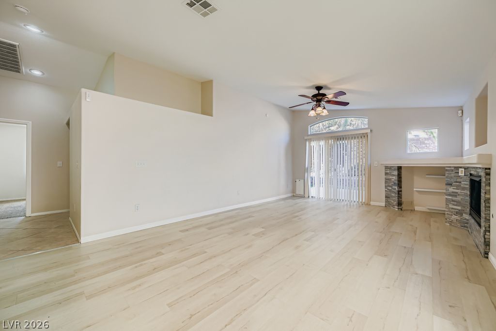 Photo 4 of 8136 Shady Glen Avenue