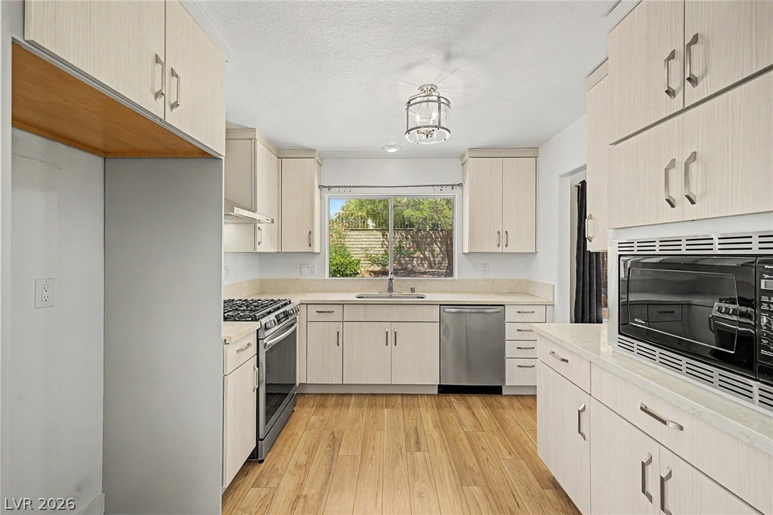 Photo 4 of 3017 Hawksdale Drive
