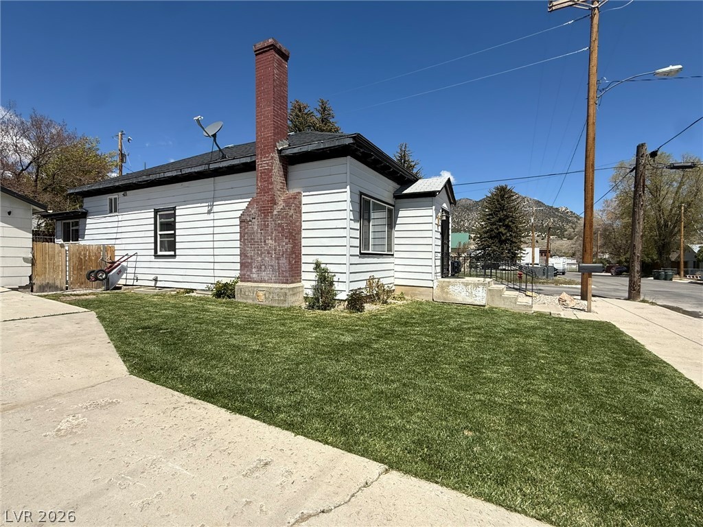 Photo 2 of 703 Canyon Street
