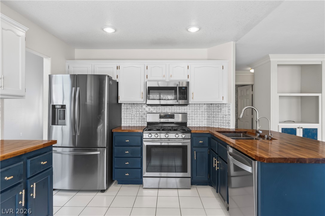 Photo 10 of 41, 2444 Avenida Flores