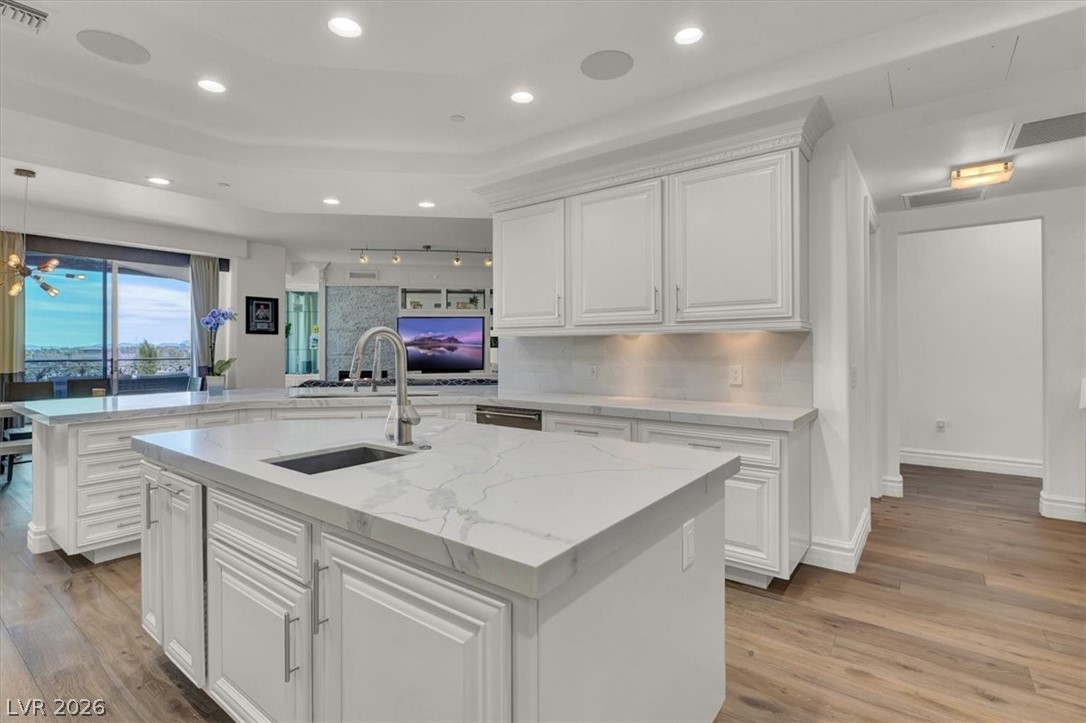 Photo 18 of 86, 9101 Alta Drive #204