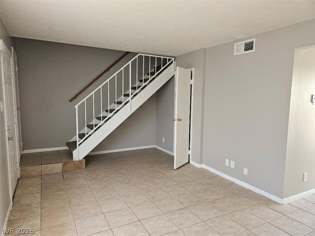 Photo 8 of 10, 4972 Larkspur Street