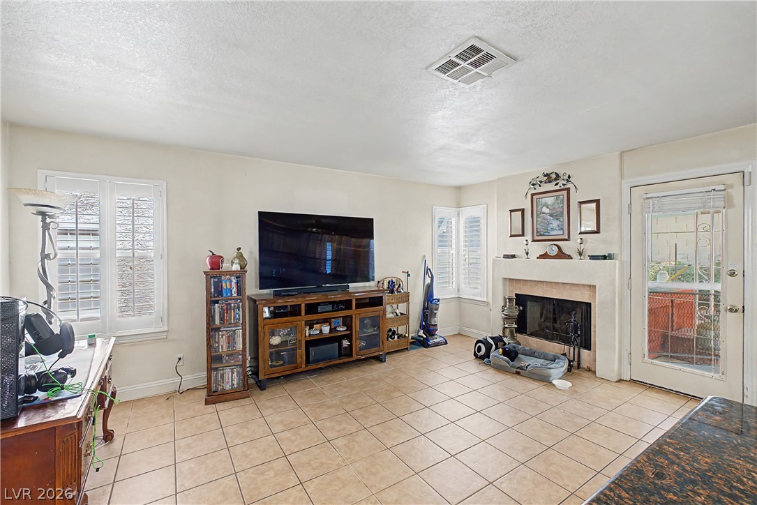 Photo 7 of 27, 7821 Millhopper Avenue