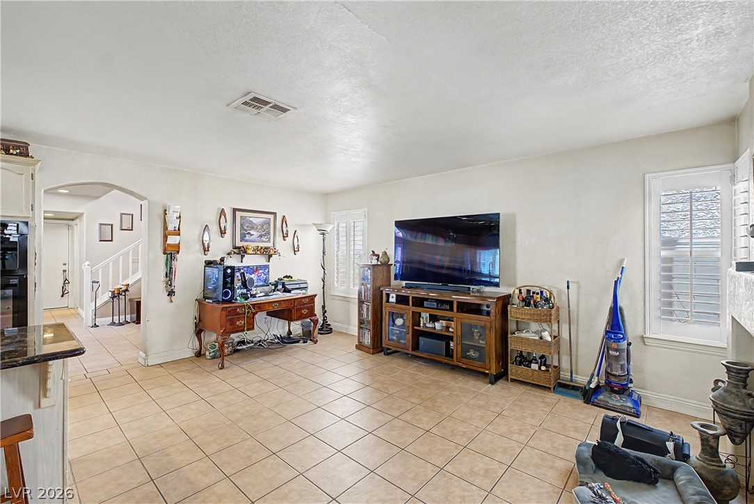 Photo 6 of 27, 7821 Millhopper Avenue