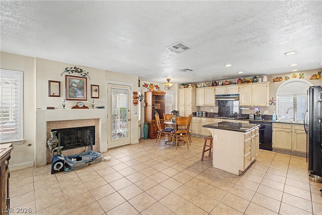 Photo 8 of 27, 7821 Millhopper Avenue