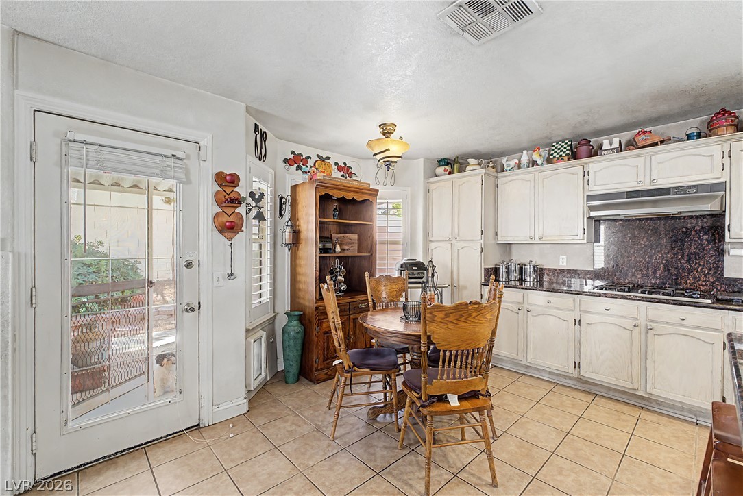 Photo 9 of 27, 7821 Millhopper Avenue