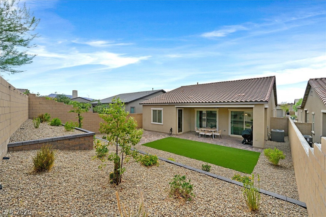 Photo 2 of 552 Comodo Street