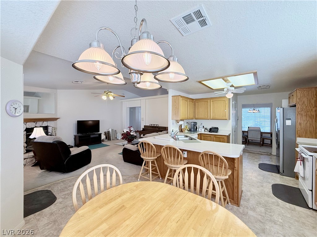 Photo 5 of 301 W Hickory Street