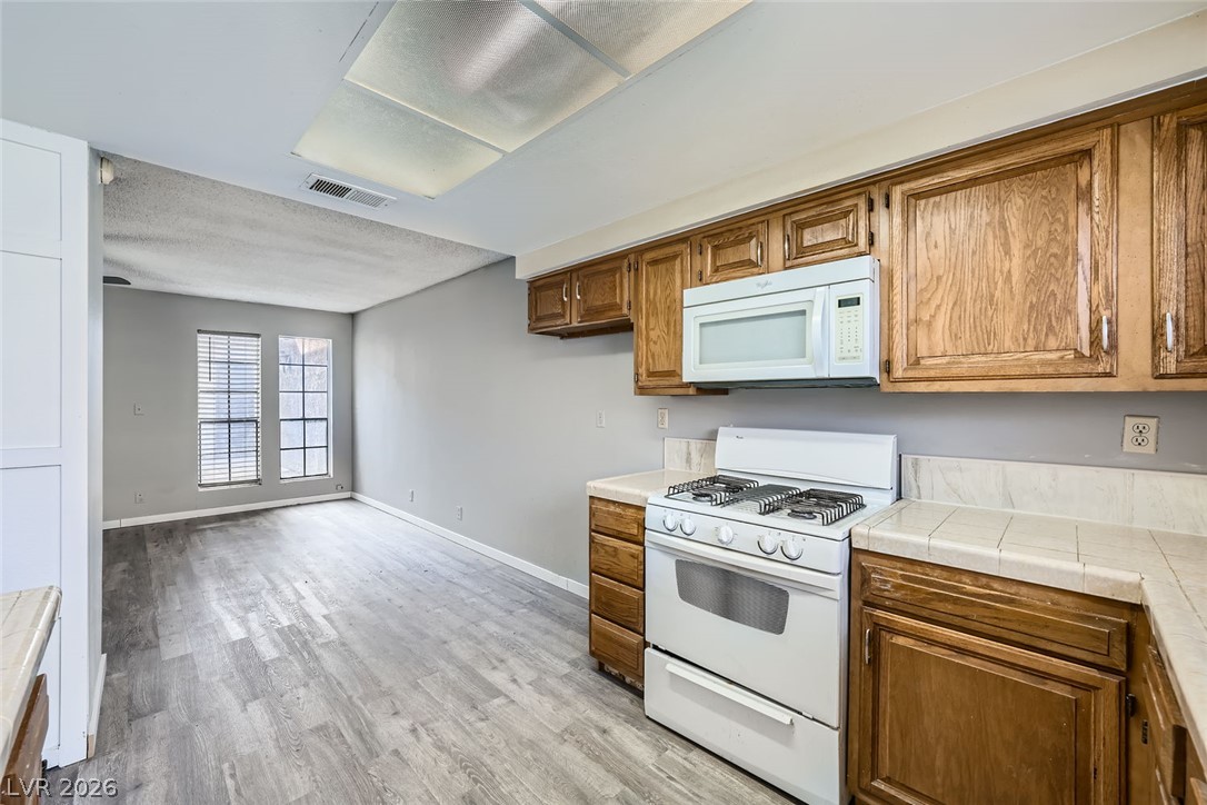 Photo 13 of 31, 3954 Edgemoor Way