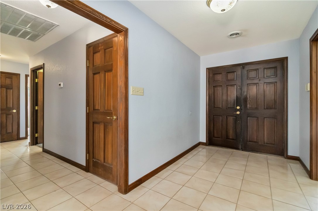 Photo 4 of 1727 Cherokee Lane
