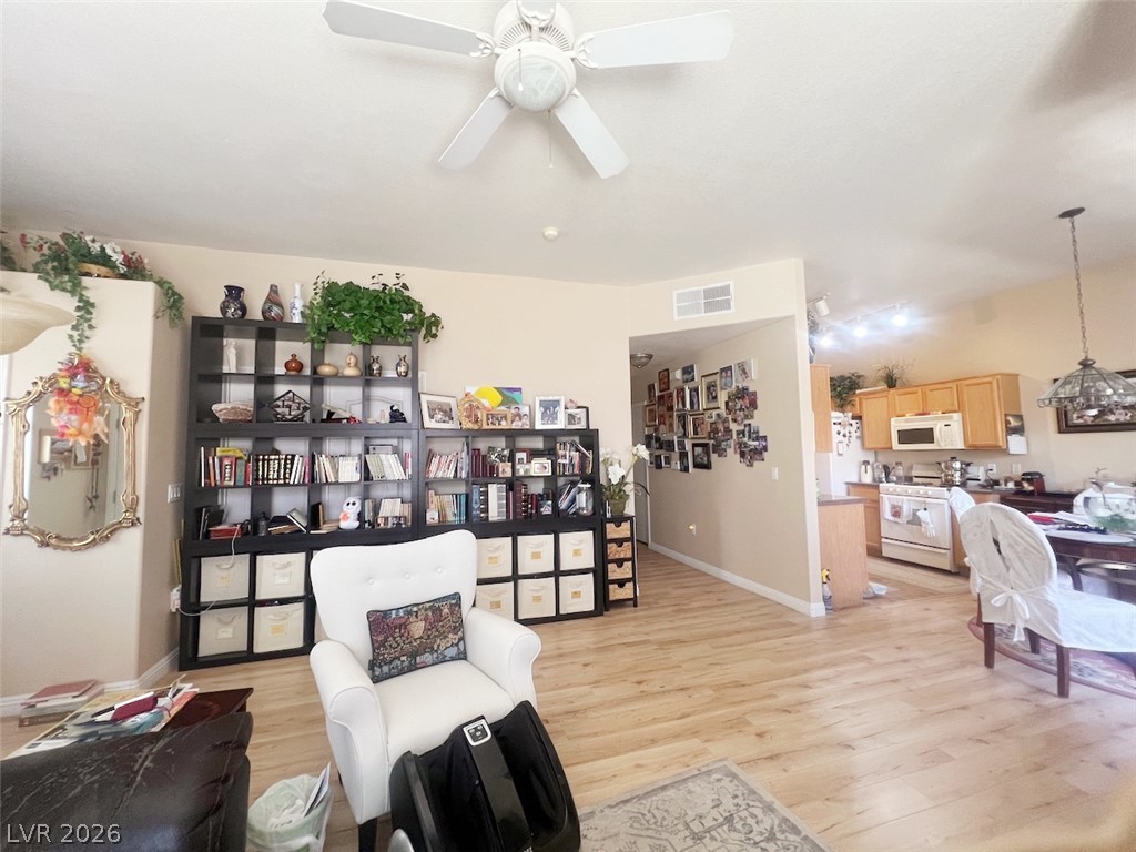 Photo 10 of 30, 2305 W Horizon Ridge Parkway #1613
