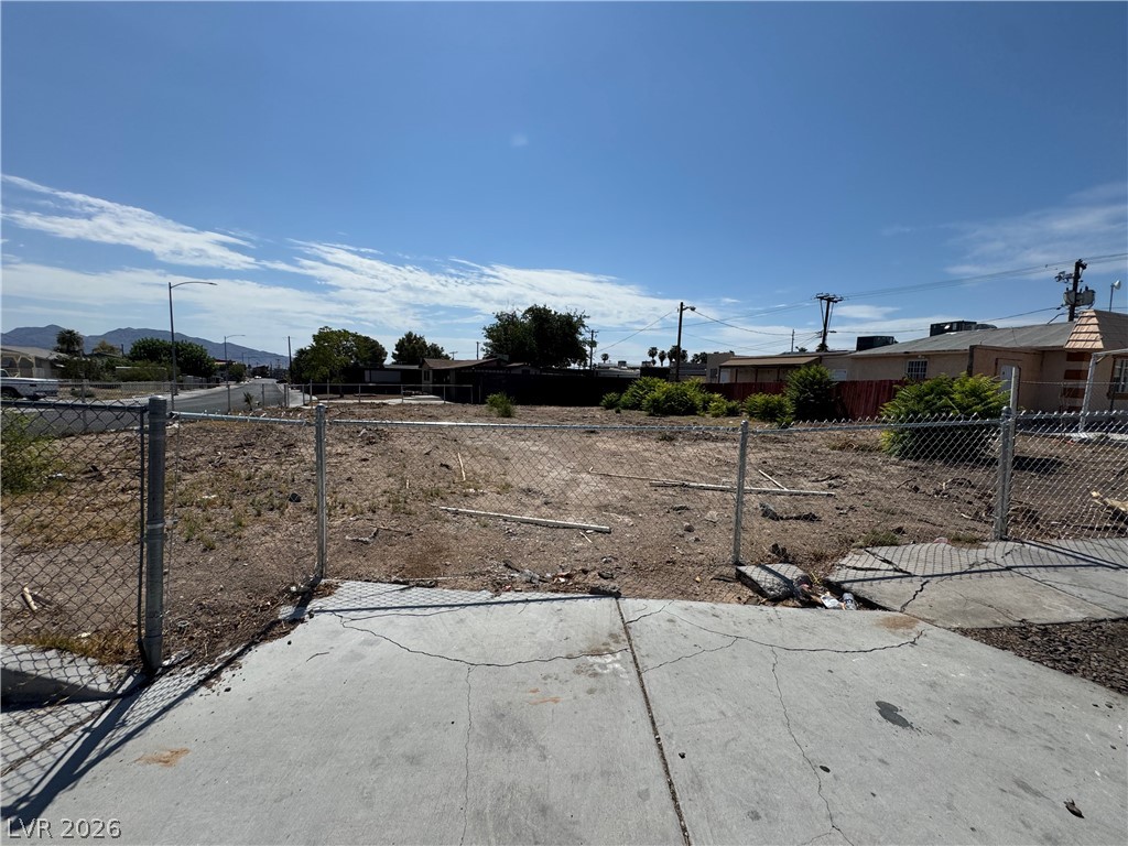 Photo 4 of 1712 Lewis Ave