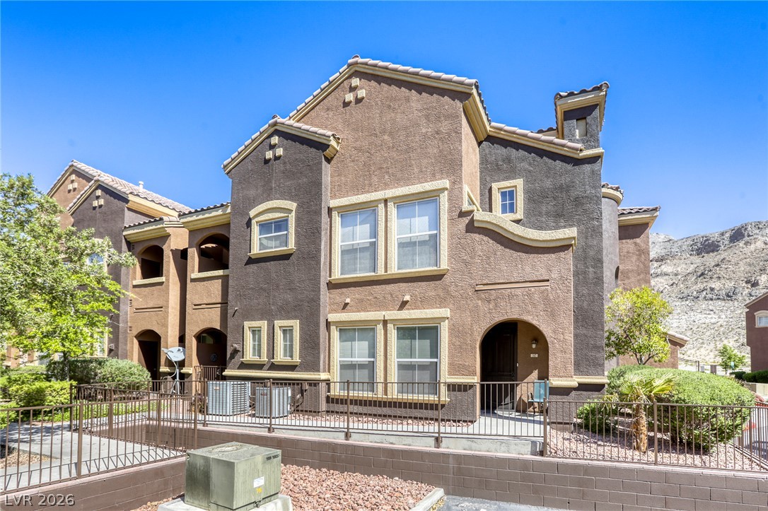 Photo 6 of 32, 3975 N Hualapai Way #147