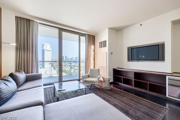 Photo 9 of 15, 4381 W Flamingo Road #1816