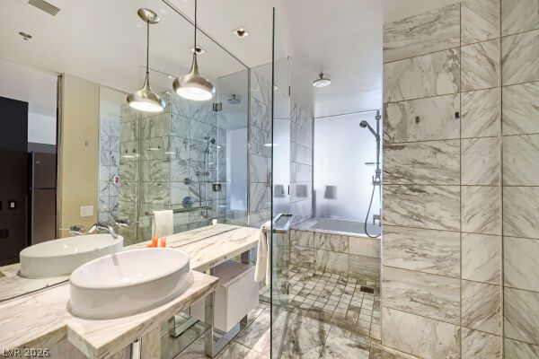 Photo 12 of 15, 4381 W Flamingo Road #1816