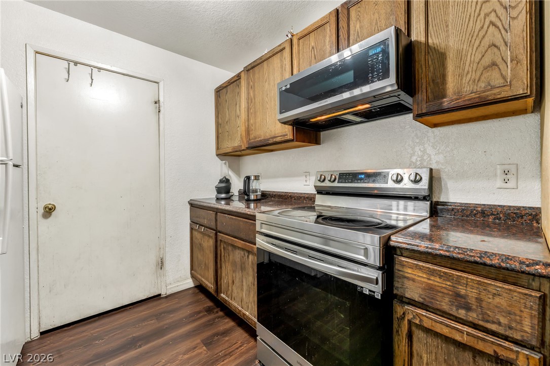 Photo 11 of 25, 220 Mission Newport Lane #204