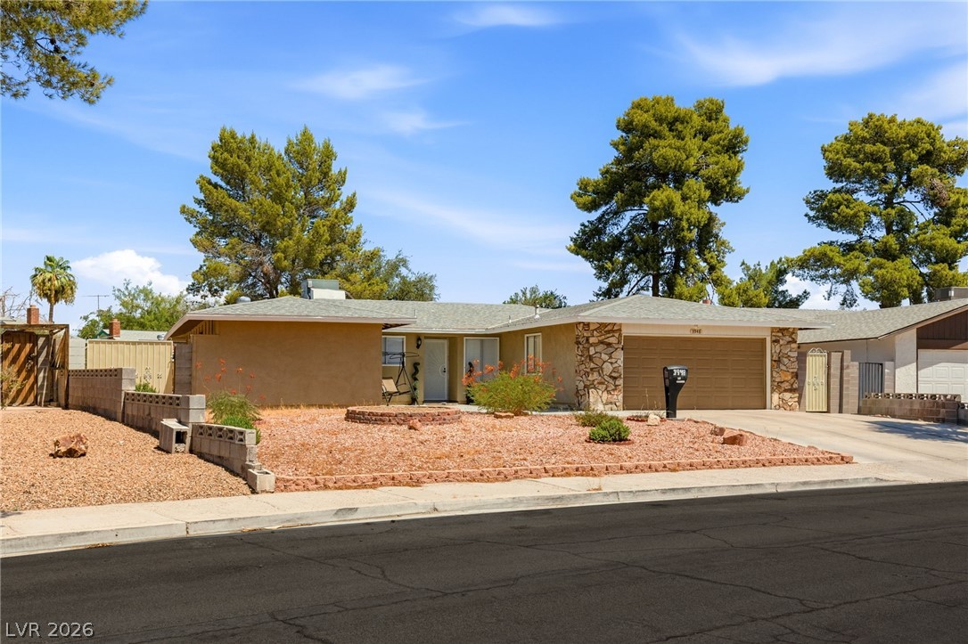 Photo 6 of 39, 3948 Oakhill Avenue
