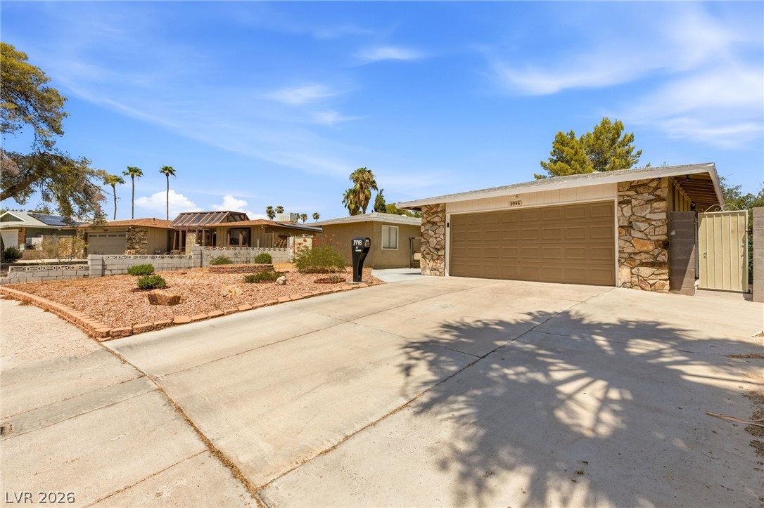Photo 8 of 39, 3948 Oakhill Avenue