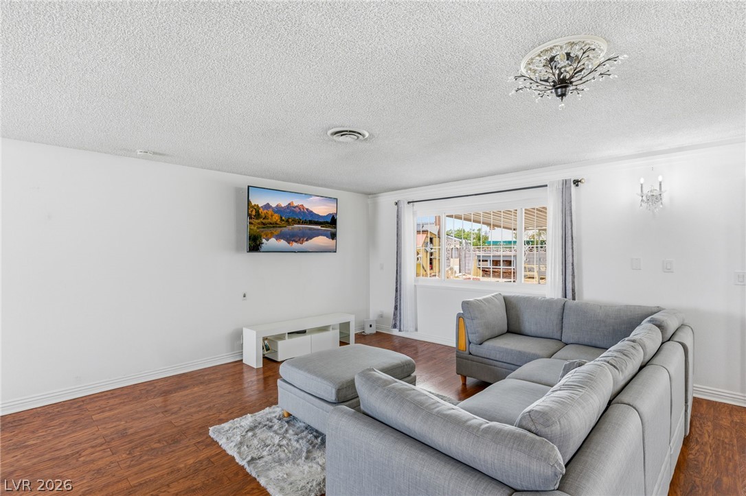 Photo 2 of 3948 Oakhill Avenue