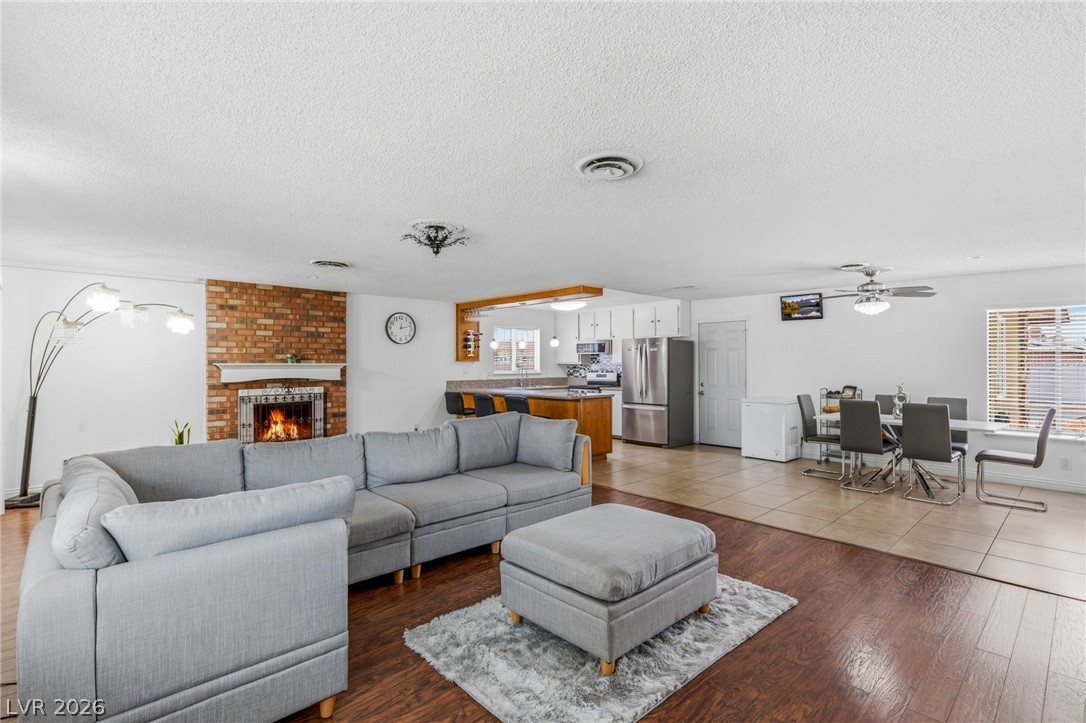 Photo 13 of 39, 3948 Oakhill Avenue