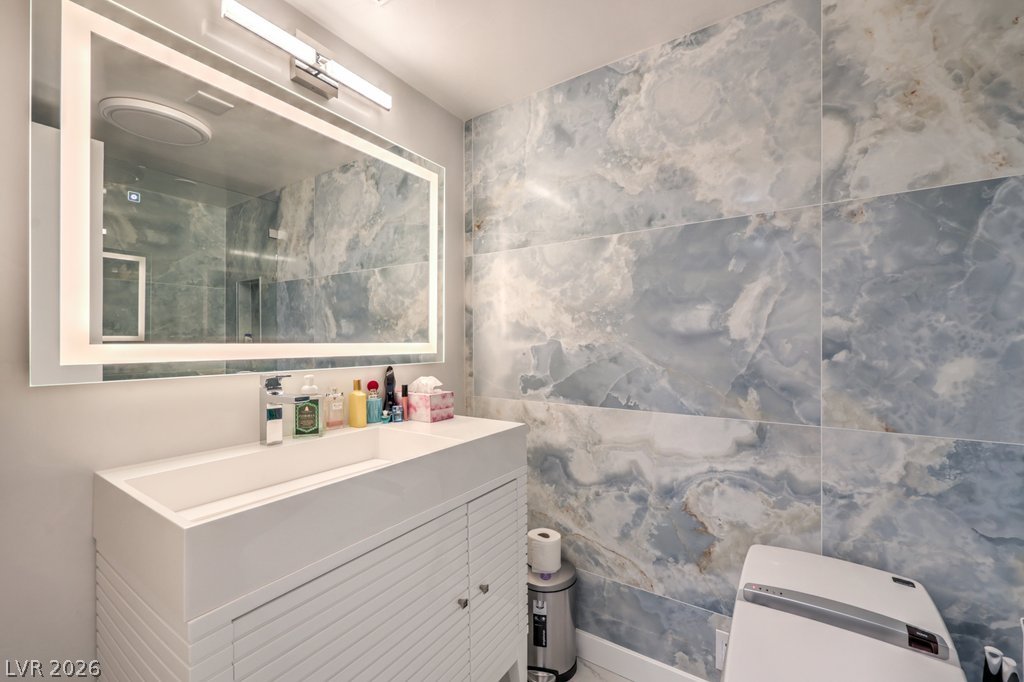 Photo 19 of 33, 205 E Harmon Avenue #507