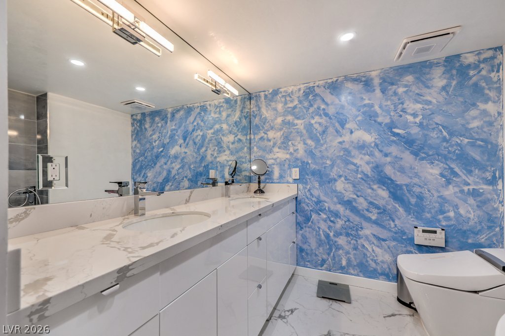 Photo 17 of 33, 205 E Harmon Avenue #507