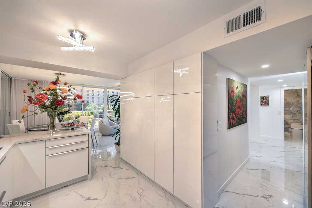 Photo 13 of 33, 205 E Harmon Avenue #507