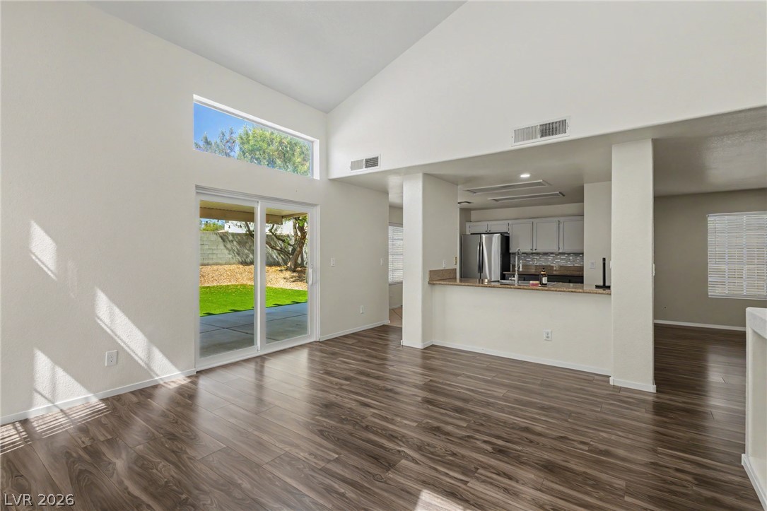 Photo 6 of 40, 8216 Hollister Avenue