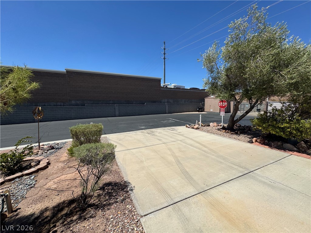 Photo 18 of 39, 871 Robin Way
